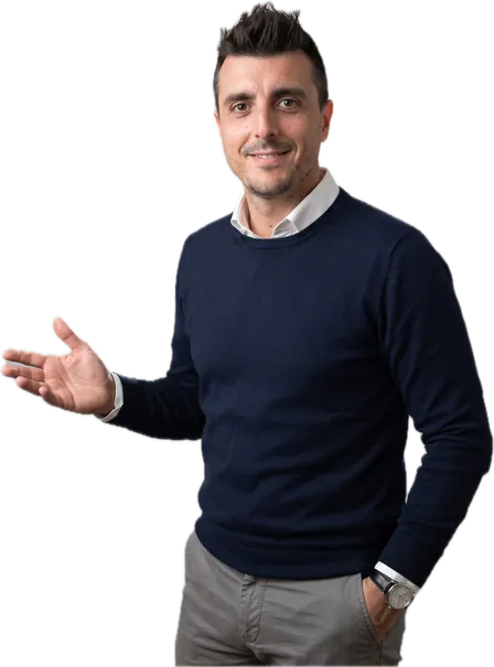 Luis Castro, asesor inmobiliario, presentando con la mano