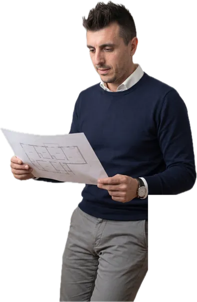 Luis Castro revisando el plano de un piso