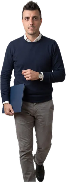Luis Castro caminando con una carpeta