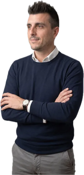 Luis Castro con los brazos cruzados, mirando a un lado