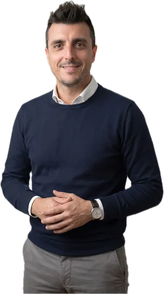 Luis Castro escuchando, con las manos juntas